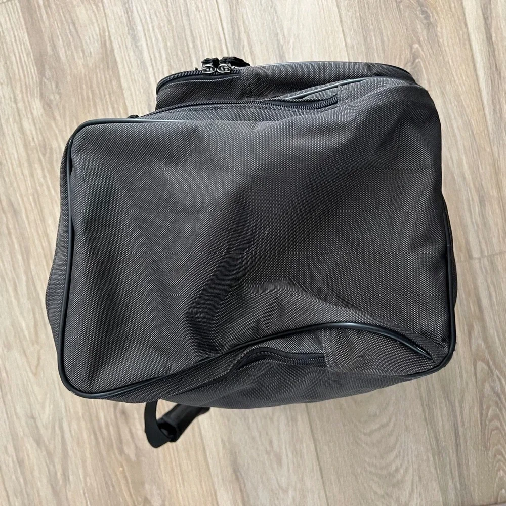 Orvis Weekender Duffel Bag Durable water resistant Grey Nylon Travel Gym Bag 22